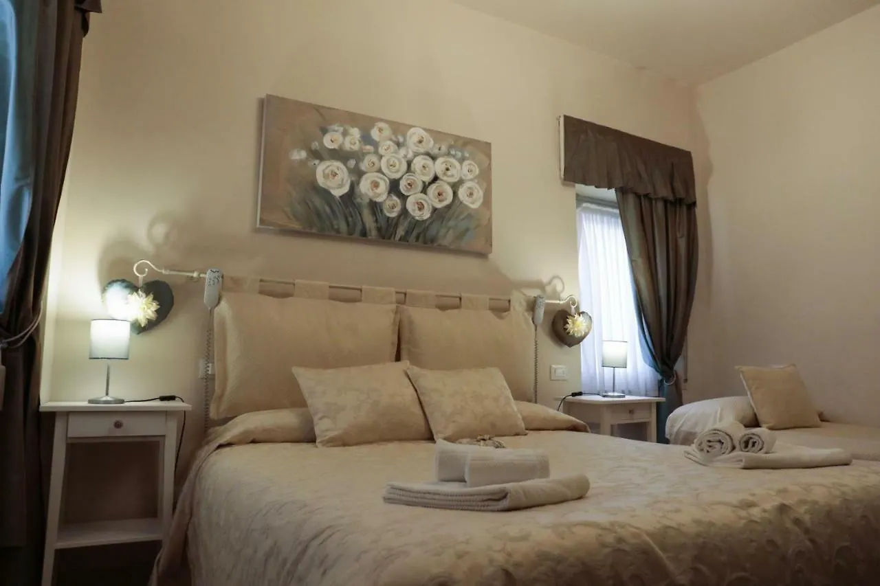 Le Finestre sul Borgo Rooms Peschiera del Garda Maison d'hôtes