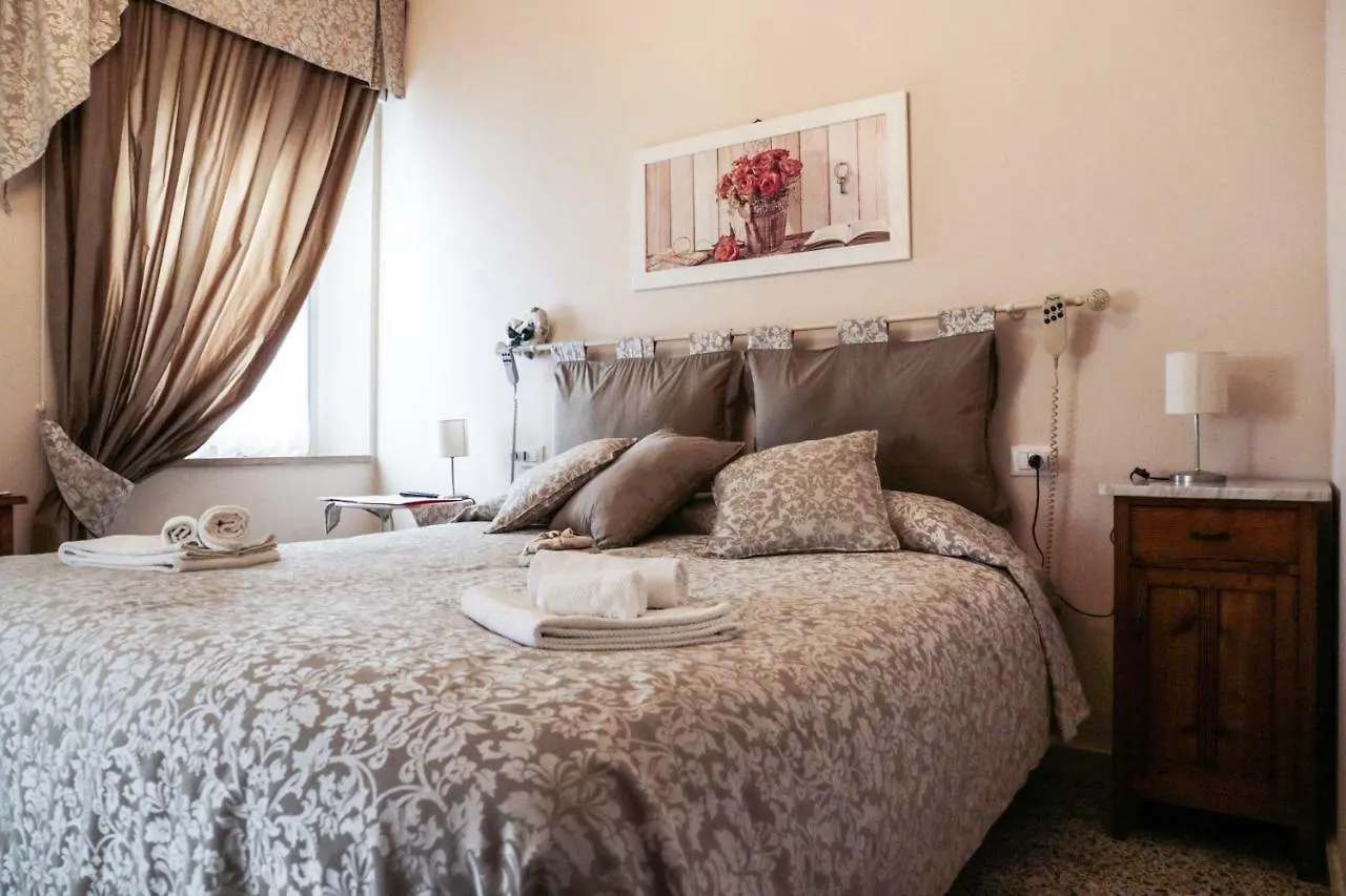 Le Finestre sul Borgo Rooms Peschiera del Garda 3*,