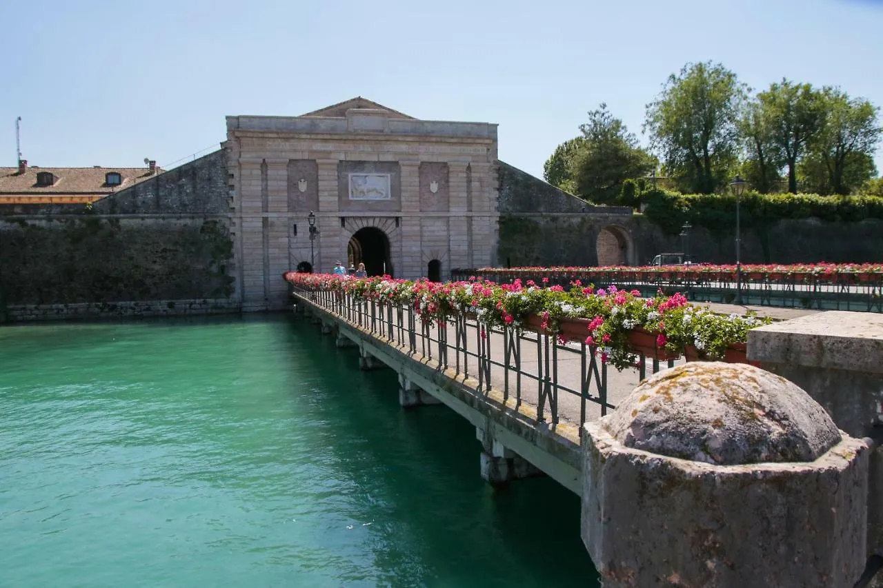 Le Finestre sul Borgo Rooms Peschiera del Garda Maison d'hôtes