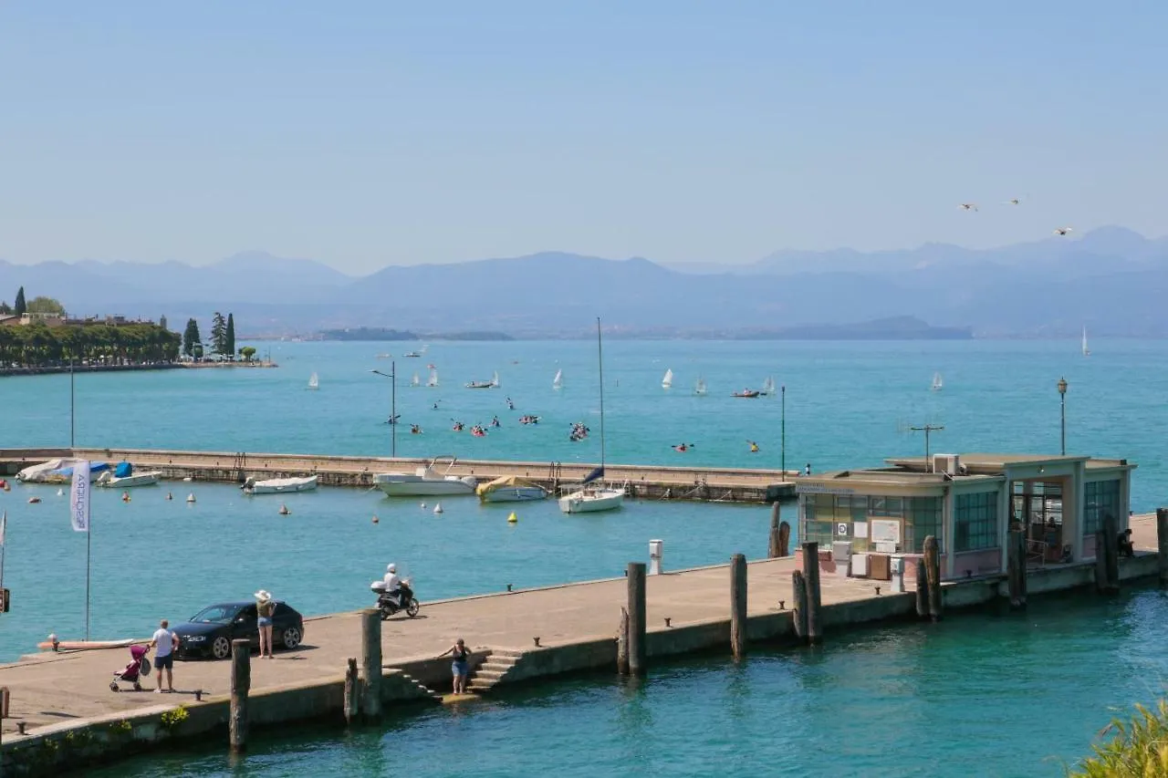 Le Finestre sul Borgo Rooms Peschiera del Garda 3*,